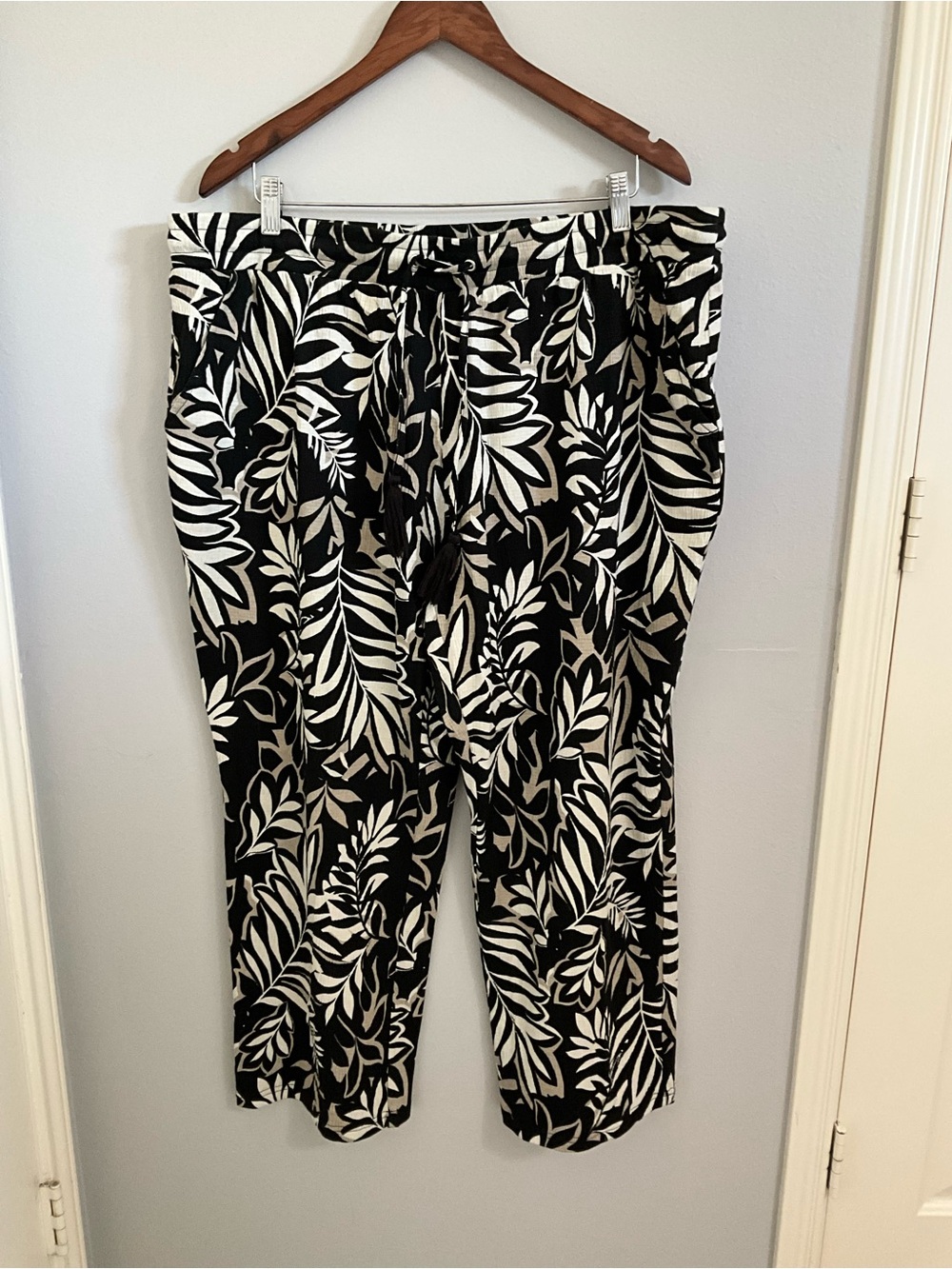 Belle by Kim Gravel Black and White Leaf-Print Capris